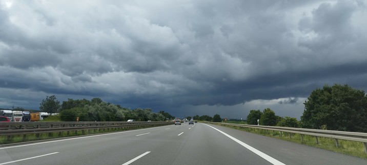 Gewitterwolkenwand über der A14 Richtung Halle