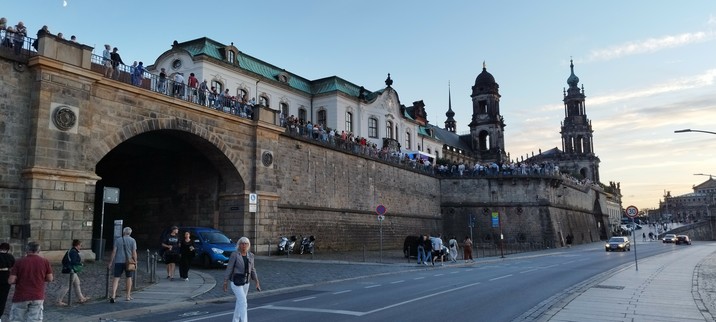 Die Brühlschen Terrassen in Dresden mit dem Turm der Kathedrale 