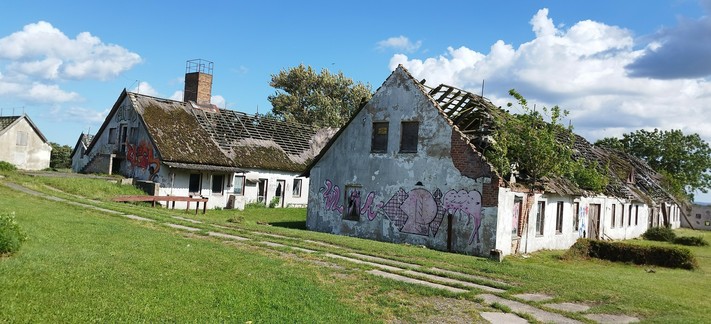 Verfallene Häuserruinen eines Kinderferienlagers