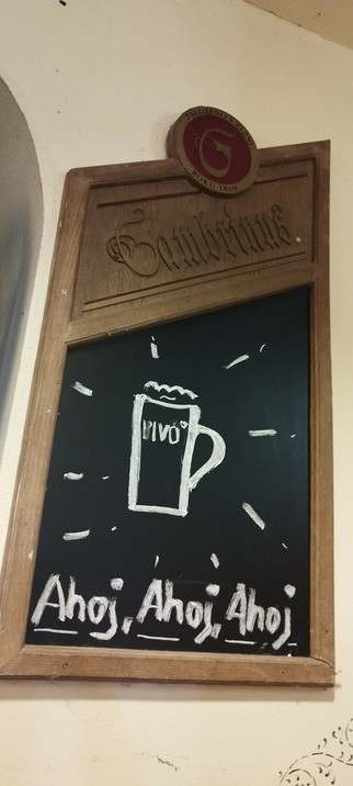 Auf Kreidetafel aufgemalt, Pivo Bierglas und dreimal Ahoj, tschechisch für Hallo