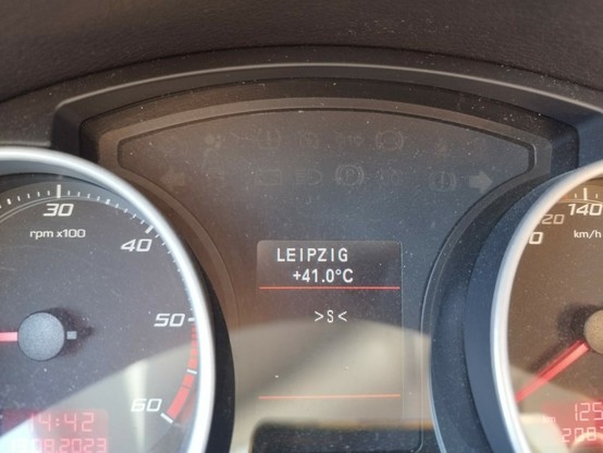 41°C Leipzig, Temperaturanzeige Armaturenbrett Auto 